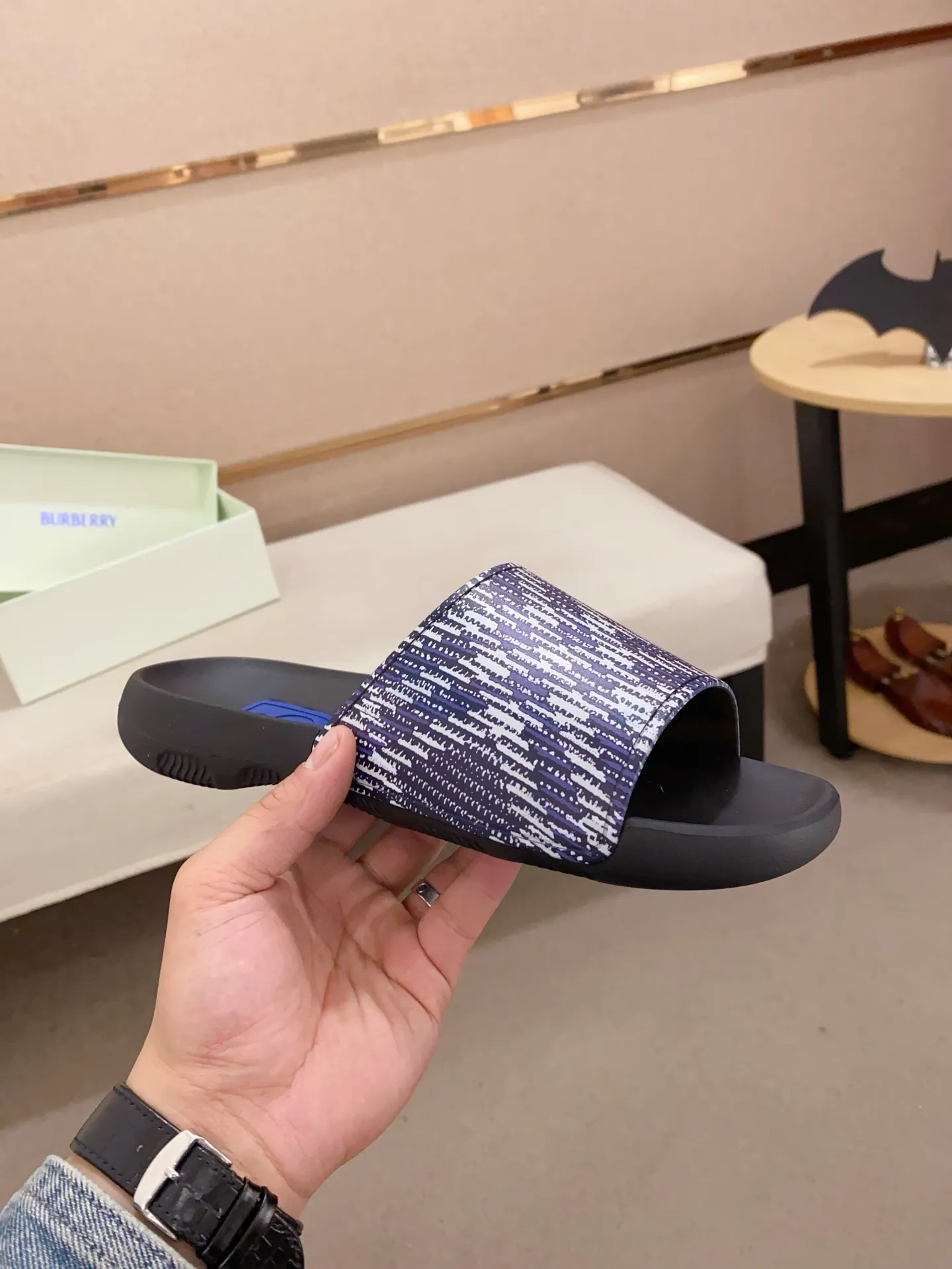 Men's shoes 💰: 320💰 [Burberry slippers] High-end men's shoes brand official website 1:1 latest masterpiece: original mold customization, the fabric is made of imported original rubber material, upgraded outsole, lighter and non-slip. The market's top quality, simple yet tasteful, a must-have for fashionistas, fashionable at your feet, full of confidence, the same style at the counter 👍The season of summer slippers is here. Code: 39-46